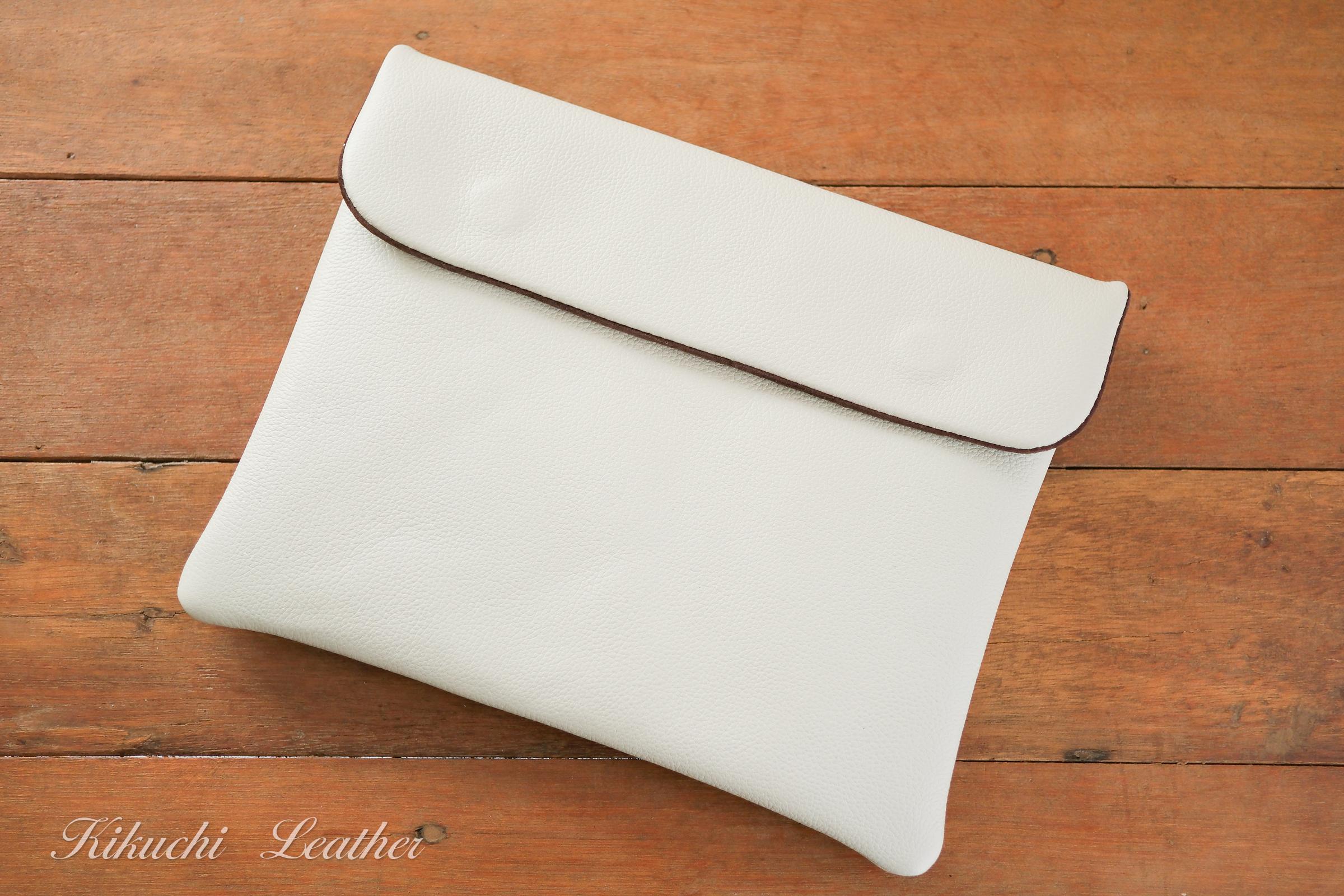 一点もの《LIONA》iPad レザーフラップケース　11インチ/10.9インチ共用ライトグレー1枚目の画像