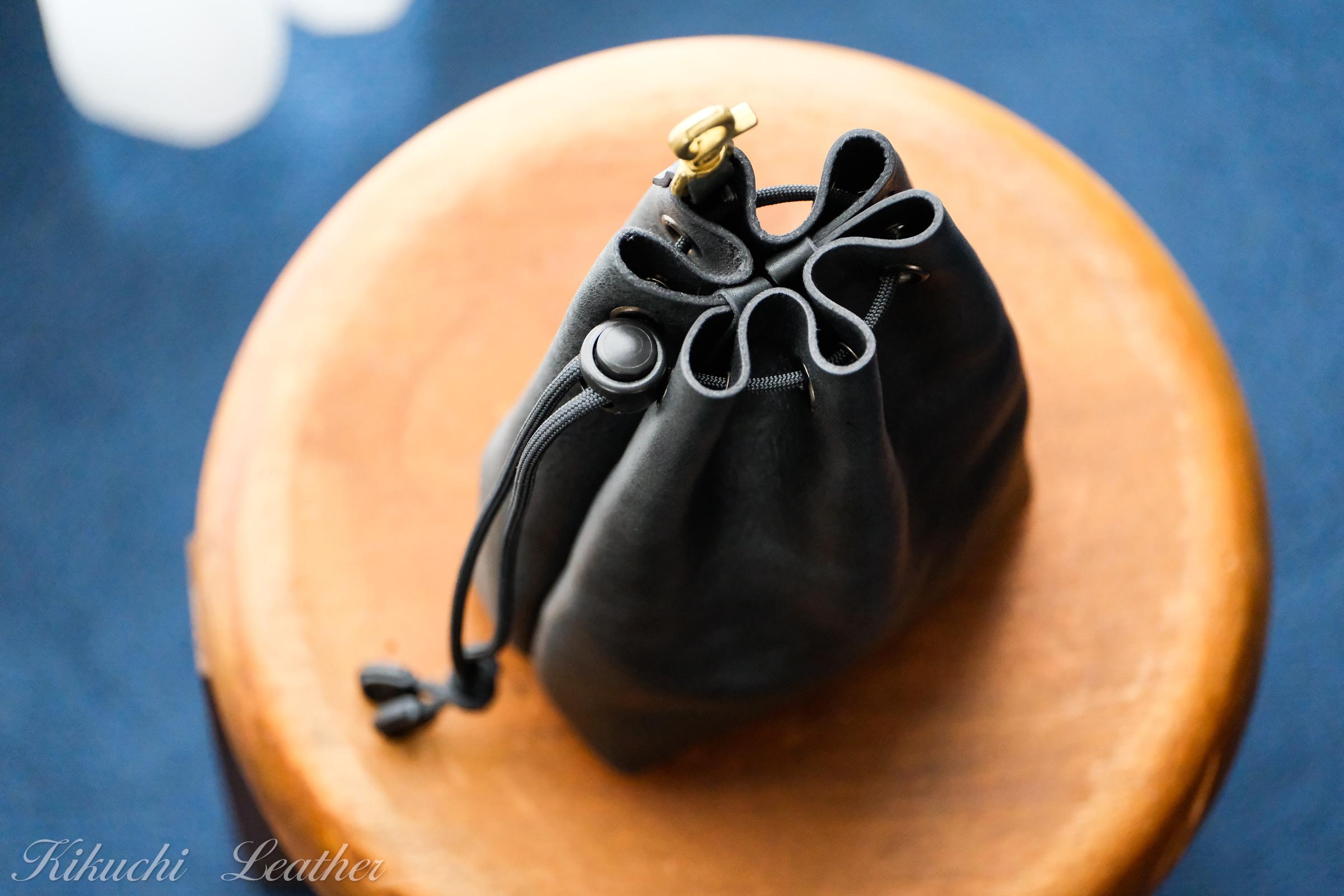 一点仕立て《GINO》レザー巾着ポーチブラック　LE155