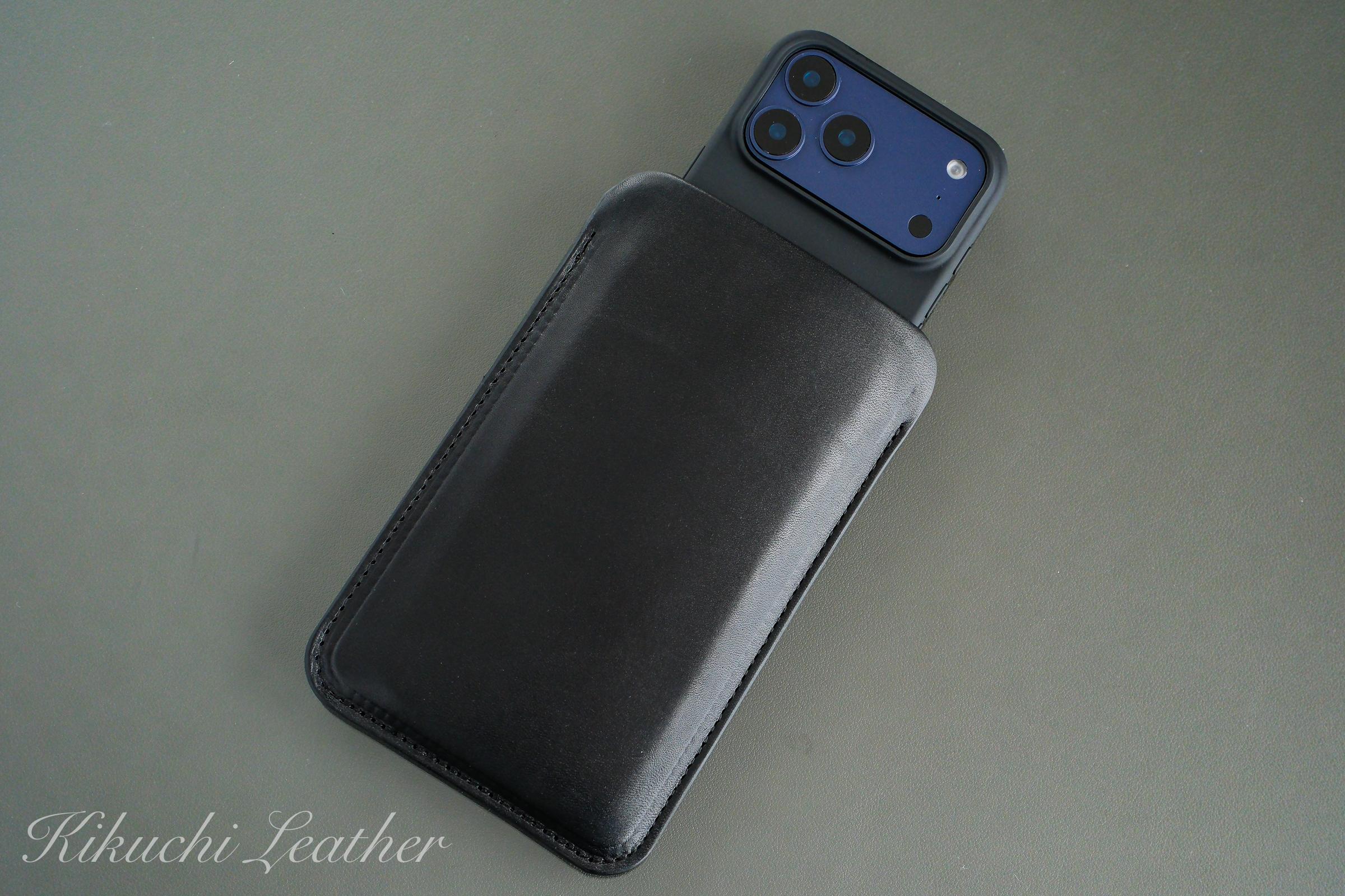 《RIVER》ハードレザー スリーブケース ラージ（iPhone Plus / Pro Max）ブラック1枚目の画像