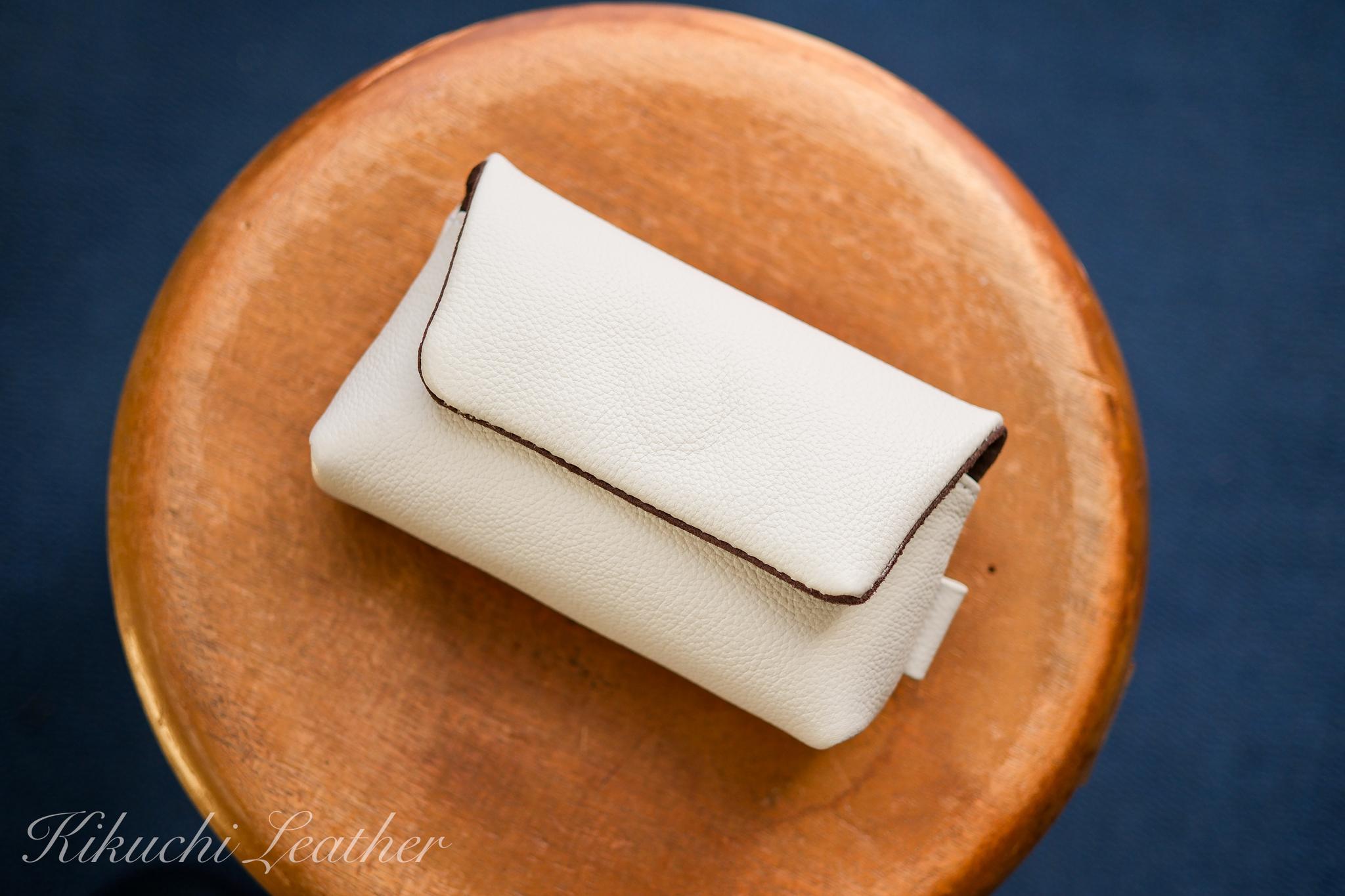 一点仕立て少し訳あり《LIONA》コンパクトカメラ用レザーカメラケース　Regular　ライトグレー　LE1枚目の画像